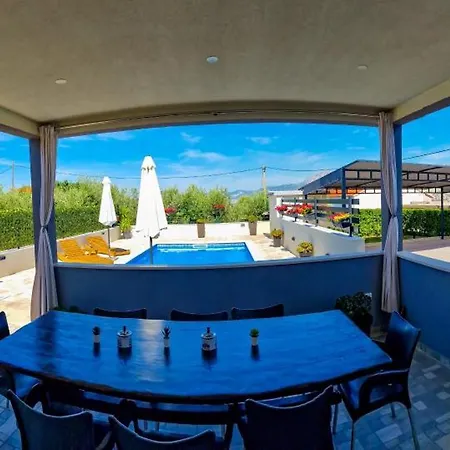 Dom wakacyjny Casa Bella With Private Pool Split